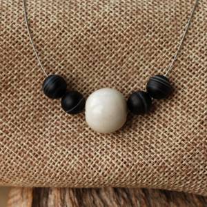 Weiße Keramik und schwarze-weiße Sardonyx-Perlen - kurzes Edelstahl-Collier mit Halbedelsteinen Bild 1