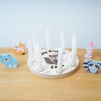 Geburtstagskranz aus Holz, mit 8 Löchern kompatibel zu Grimm Tischdekoration für Kindergeburtstag, Kerzenring, Waschbär Bild 2