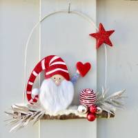 Türkranz* mit Wichtel-Zwerg auf Ast, rote Weihnachts-Fensterdeko für den Advent Bild 2
