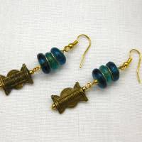 ethnische Ohrhänger mit handgemachten Baule Messing-Perlen und Krobo Recyclingglas-Rondellen - 6,2 cm Bild 4