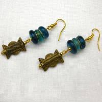 ethnische Ohrhänger mit handgemachten Baule Messing-Perlen und Krobo Recyclingglas-Rondellen - 6,2 cm Bild 5