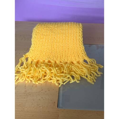 klassischer handgestrickter gelber Kinderschal mit Fransen