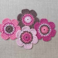 4 x Häkelblume Aufnäher, Häkelapplikation Blumen, Blüten gehäkelt in rosa pink Bild 1