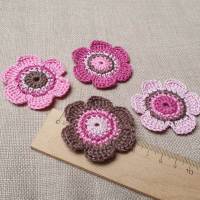 4 x Häkelblume Aufnäher, Häkelapplikation Blumen, Blüten gehäkelt in rosa pink Bild 3