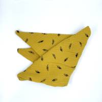 Dreieckstuch für Babys - als Halstuch oder Kopftuch ideal - 65 cm breit - senfgelb mit schwarzen Federn Bild 5