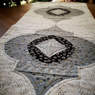 Tischläufer Weihnachtsornament – Patchwork Einzelstück aus Baumwolle für Advent & Weihnachten