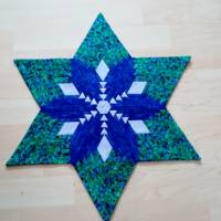 2. Patchworkstern in blau, grün und einem lila Mittelpunkt.Geeignet für eine Ganzjährige Deko 53 cm von Spitze zu Spitze Bild 1