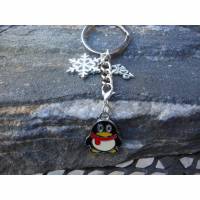 Pinguin mit Schal und Schneeflocke  Jahreszahl 2021 / 2022   Schlüsselanhänger Bild 1
