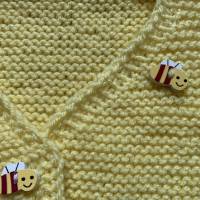 zartgelbes Babystrickjäckchen mit Bienchen Knöpfen Bild 1