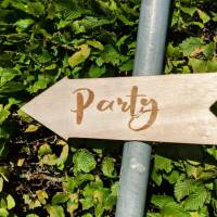 Wegweiser-Schild für Party und Hochzeit. Holzschild mit persönlicher Gravur Bild 2