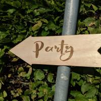 Wegweiser-Schild für Party und Hochzeit. Holzschild mit persönlicher Gravur Bild 9