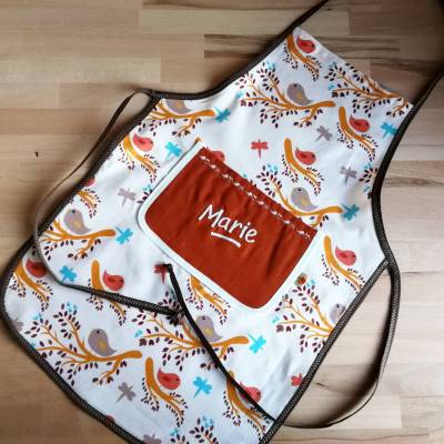 Personalisierte Kinderschürze mit Namen – Handgefertigt aus 100% Baumwolle, Motiv: Vögel auf Zweigen