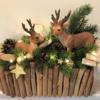 Adventsgesteck mit zwei Hirschen und Lichterkette Bild 2