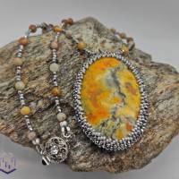 Kurze Halskette mit wunderschönem Hummel Jaspis (Bumble Bee), eingebettet in Miyuki und Glasschliff Perlen. Unikat!! Bild 2