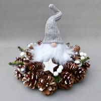 Advents-Gesteck/ Adventskranz mit Wichtel, weiß-silber-farbene  Weihnachts-Tisch-Deko Bild 3