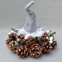 Advents-Gesteck/ Adventskranz mit Wichtel, weiß-silber-farbene  Weihnachts-Tisch-Deko Bild 4