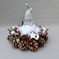 Advents-Gesteck/ Adventskranz mit Wichtel, weiß-silber-farbene  Weihnachts-Tisch-Deko Bild 5