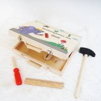 personalisiertes Geschenk für Kinder, Werkzeugkoffer aus Holz, Holzspielzeug, Geschenk für Heimwerker, Motiv: Elefant Bild 1
