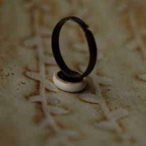 Ring für Frauen -  weiße Keramik an bronzefarbener Ringschiene Bild 5