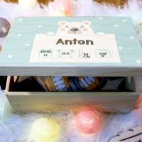 Erinnerungskiste Baby, Holz-Erinnerungsbox, personalisiertes Geschenk zur Geburt, Eisbär mit Geburtsdaten und Name Bild 1