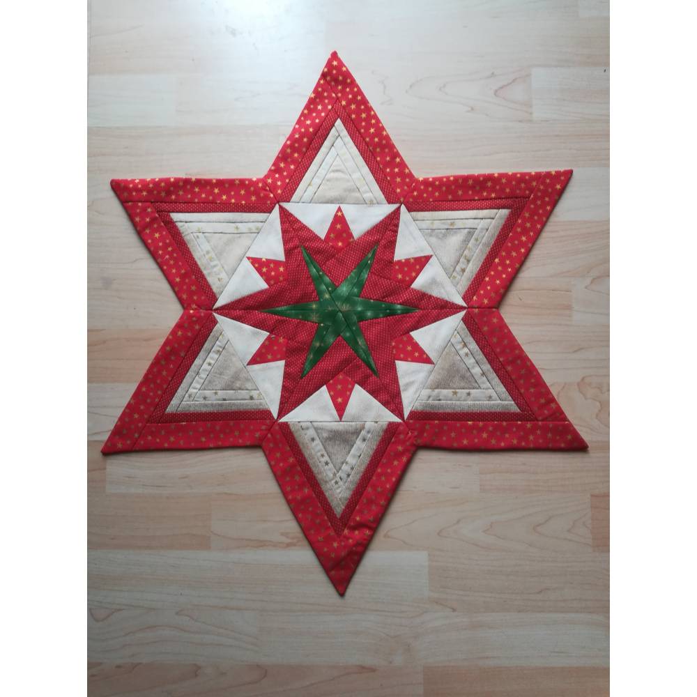 Rot - beiger Patchworkstern perfekt für ein gemütlich dekorierten Weihnachtsraum. 65 cm von Spitze zu Spitze gemessen. Bild 1