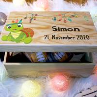 Erinnerungskiste Baby, aus Holz, Erinnerungsbox, personalisierbar mit Name und Datum, individuelle Holzkiste mit Deckel Bild 2