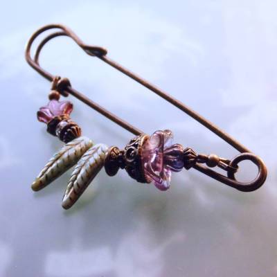Blüten Brosche für die Elfe, zarte Tuchnadel mit böhmischen Glasperlen in Lila und Grün N-7-AB-41