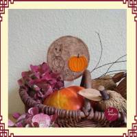 Kork Dekostecker bestickt mit Herbstmotiv "Eichhörnchen mit Kürbis" Bild 1