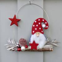 Türkranz* mit Wichtel-Zwerg auf Ast, rote Weihnachts-Fensterdeko für den Advent Bild 1