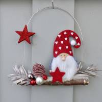 Türkranz* mit Wichtel-Zwerg auf Ast, rote Weihnachts-Fensterdeko für den Advent Bild 6