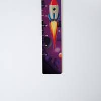 Holz - Messleiste für Kinder, personalisiert mit Name und Datum, Messlatte für Kinder, Motiv: Weltraum Rakete Bild 5