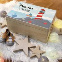 Erinnerungskiste Baby, Holz-Erinnerungsbox, personalisiertes Geschenk zur Geburt, Spielzeugkiste aus Holz, Maritim Bild 1