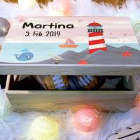 Erinnerungskiste Baby, Holz-Erinnerungsbox, personalisiertes Geschenk zur Geburt, Spielzeugkiste aus Holz, Maritim Bild 2