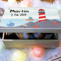 Erinnerungskiste Baby, Holz-Erinnerungsbox, personalisiertes Geschenk zur Geburt, Spielzeugkiste aus Holz, Maritim Bild 7