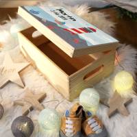 Erinnerungskiste Baby, Holz-Erinnerungsbox, personalisiertes Geschenk zur Geburt, Spielzeugkiste aus Holz, Maritim Bild 9