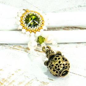 lässiger beadwork anhänger, grün, weiß, geschenk weihnachten