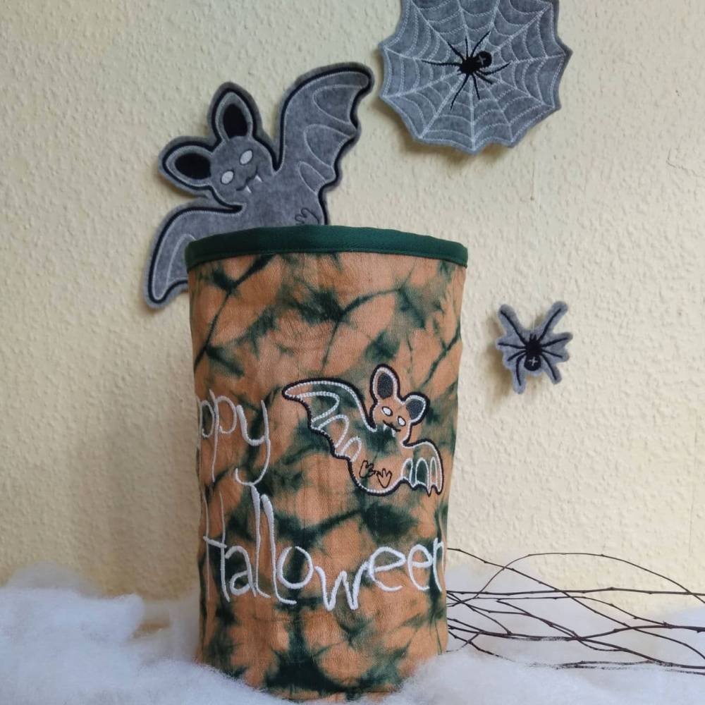Lichtbeutel (ca. 19 cm hoch) aus gebatiktem Stoff mit Stick-Halloween-Motiv  "Happy Halloween" Bild 1