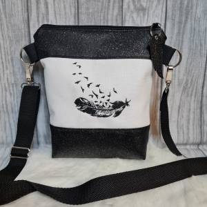 Kleine Handtasche Feder Umhängetasche weiss Glitzer  schwarz Tasche mit Anhänger Kunstleder handmade Bild 1