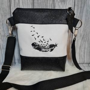 Kleine Handtasche Feder Umhängetasche weiss Glitzer  schwarz Tasche mit Anhänger Kunstleder handmade Bild 2