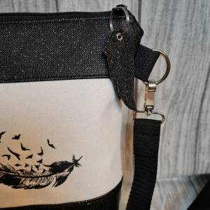 Kleine Handtasche Feder Umhängetasche weiss Glitzer  schwarz Tasche mit Anhänger Kunstleder handmade Bild 3