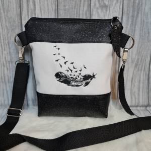 Kleine Handtasche Feder Umhängetasche weiss Glitzer  schwarz Tasche mit Anhänger Kunstleder handmade Bild 4
