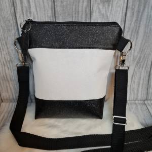 Kleine Handtasche Feder Umhängetasche weiss Glitzer  schwarz Tasche mit Anhänger Kunstleder handmade Bild 5