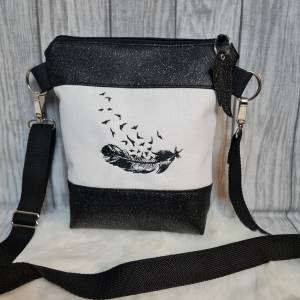 Kleine Handtasche Feder Umhängetasche weiss Glitzer  schwarz Tasche mit Anhänger Kunstleder handmade Bild 6