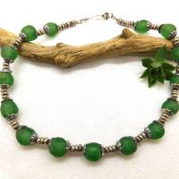 Halskette - afrikanische handgemachte Recyclingglas-Perlen - grün, silbern - 44,7cm Bild 1