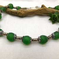 Halskette - afrikanische handgemachte Recyclingglas-Perlen - grün, silbern - 44,7cm Bild 3