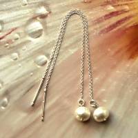 Weiße Perlen an Silber Einfädel Ohrkettchen Bild 1