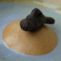 Vogelbad oder Insektentränke Seehund auf Sandbank -  maritime Gartenkeramik von TonArts-Keramik Bild 1