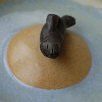 Vogelbad oder Insektentränke Seehund auf Sandbank -  maritime Gartenkeramik von TonArts-Keramik Bild 3