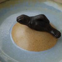 Vogelbad oder Insektentränke Seehund auf Sandbank -  maritime Gartenkeramik von TonArts-Keramik Bild 6