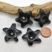 4 handgemachte  Krobo Recyclingglasperlen aus Ghana - Sterne- ca. 30x7mm - anthrazit schwarz Bild 1